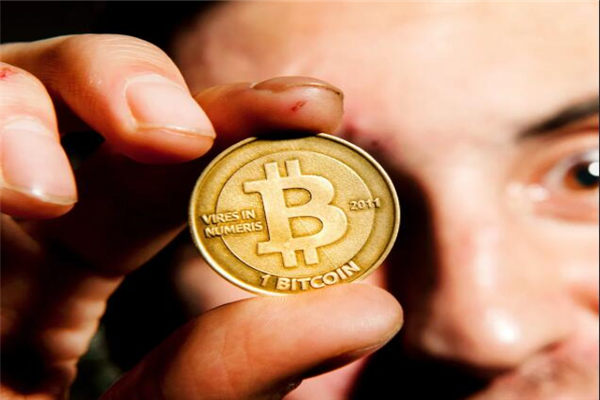比特币(BTC)首日开盘价0.0025美元，供应量2100万个，流通市值1.5万亿美元，全面解析比特币的运作原理与特点