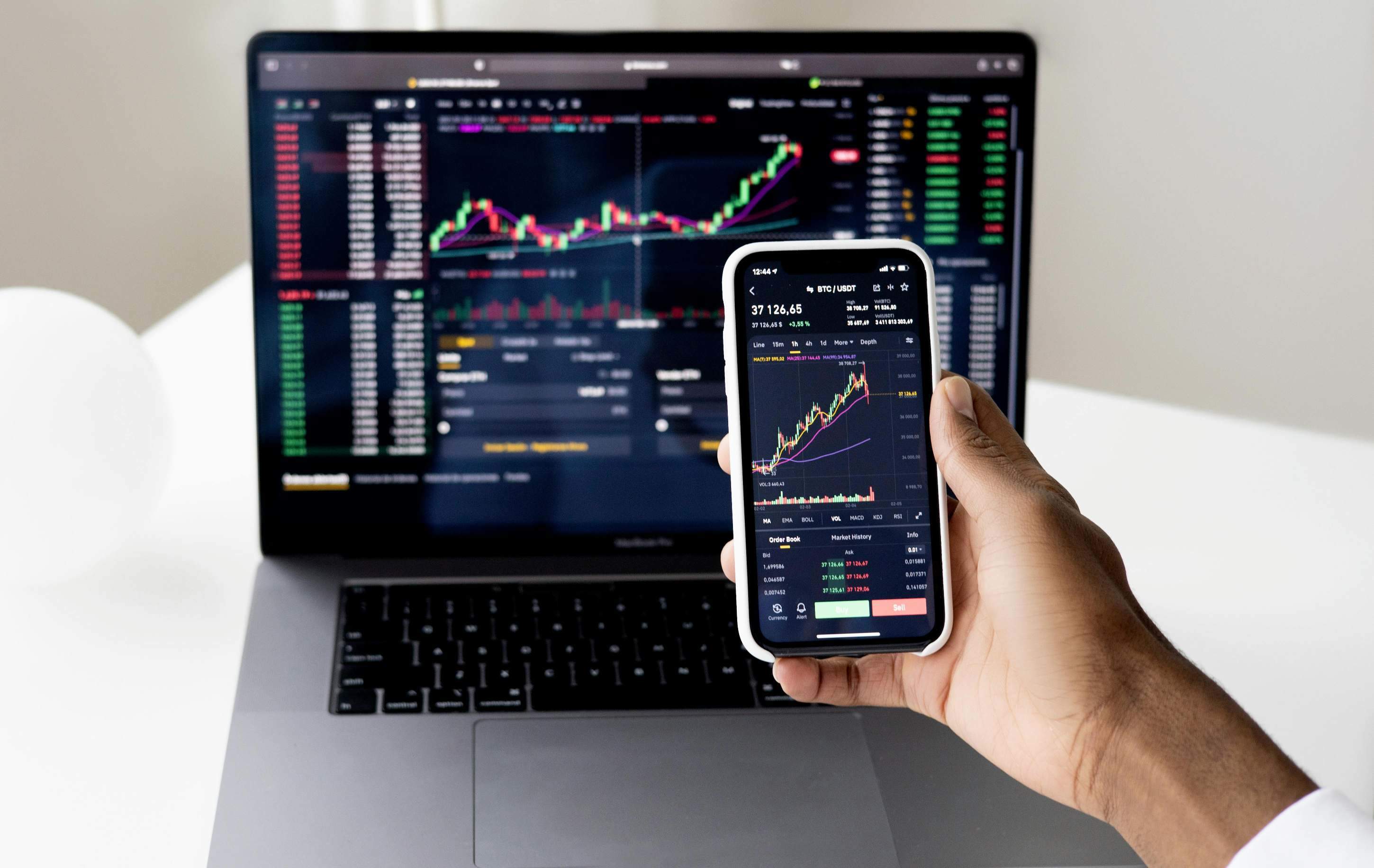 ETH（以太坊）：兼具交易与智能合约功能的去中心化区块链平台